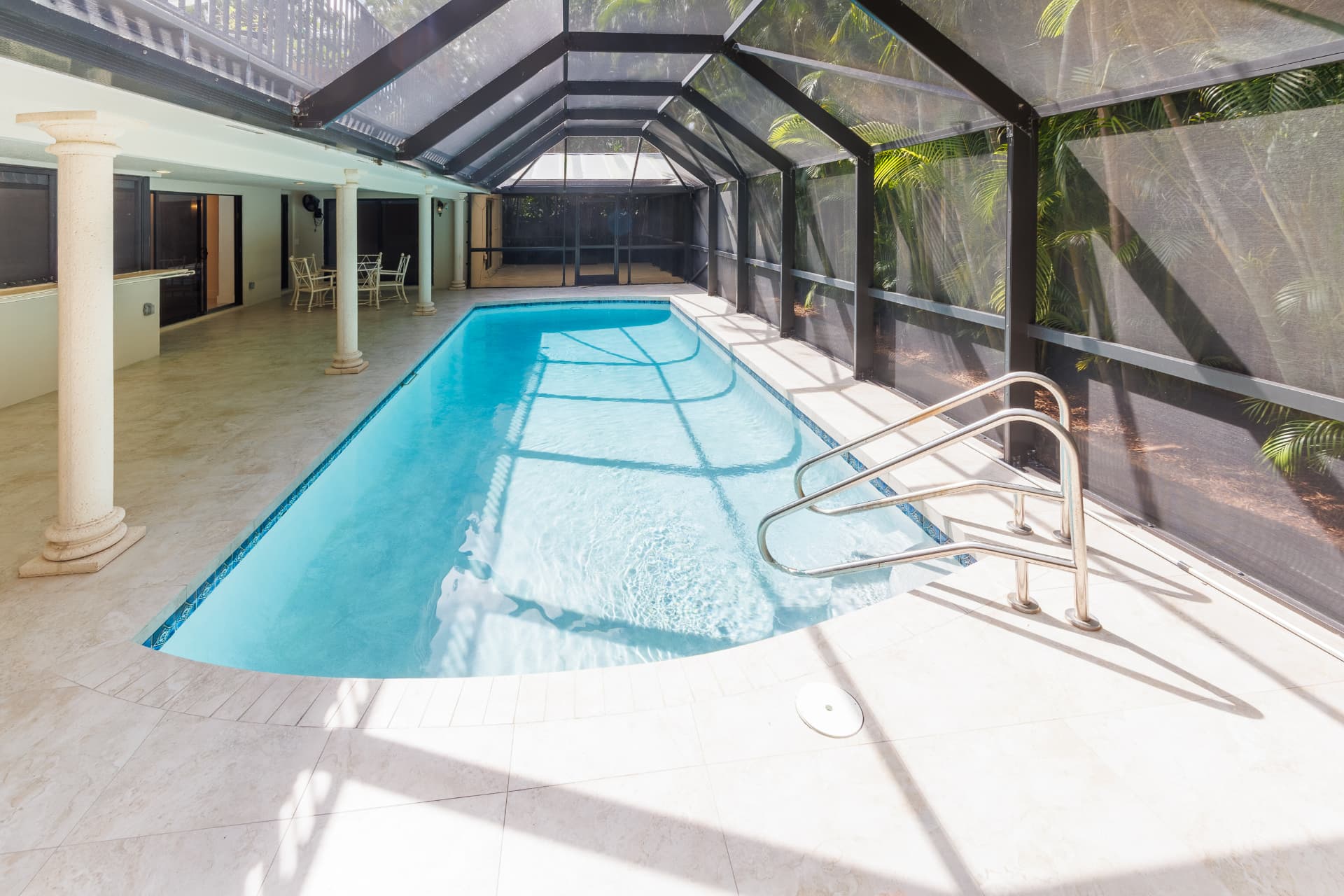 Pool loggia with columns and serving bar